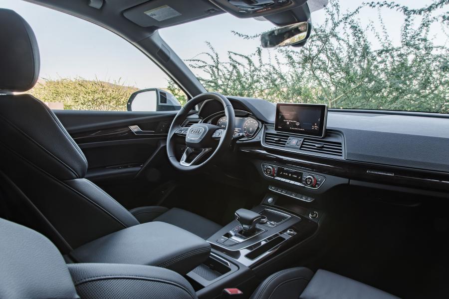 Интерьер Audi Q5 2.0T Quattro 2017 года  (NA) (фото 11 из 40)